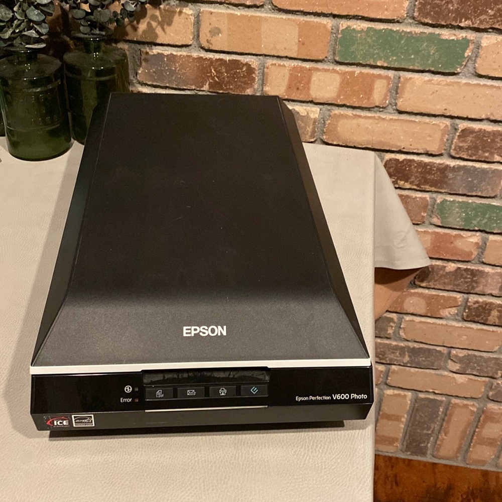 Epson V600 Photo Scanner - Black and White